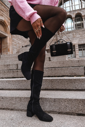 Damen Stiefel mit Klocke-Dekoration aus Kunstvelours in Schwarz Ivanna