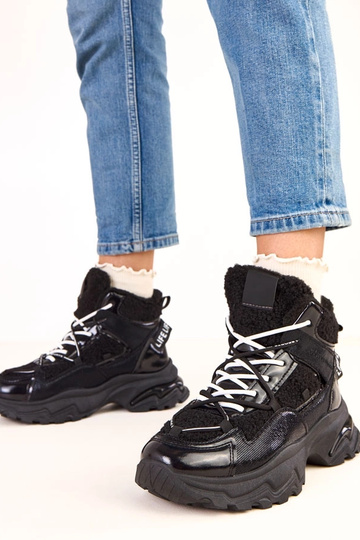 Schwarze Sportschuhe mit...