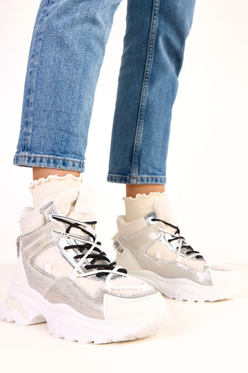 Weiße Sportschuhe mit...