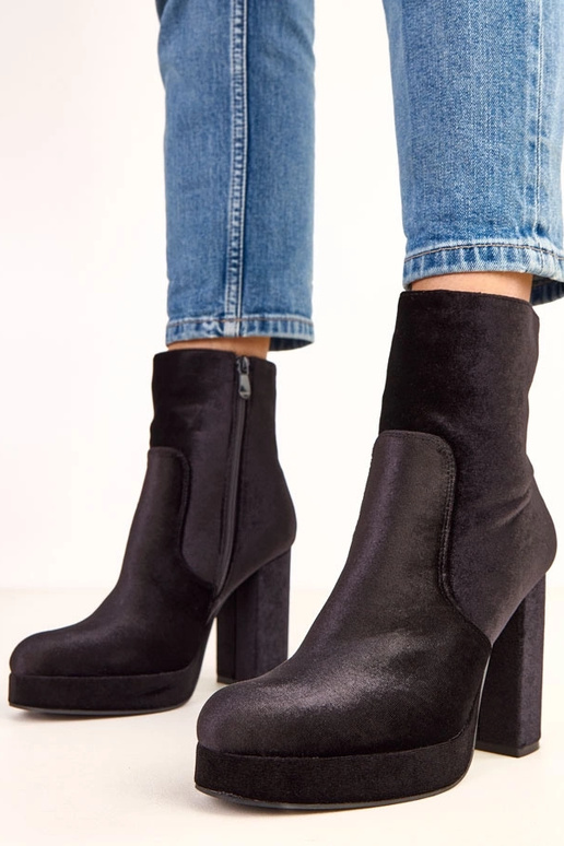 Schwarze Stiefeletten auf dicken... Schwarze Stiefeletten auf dicken...