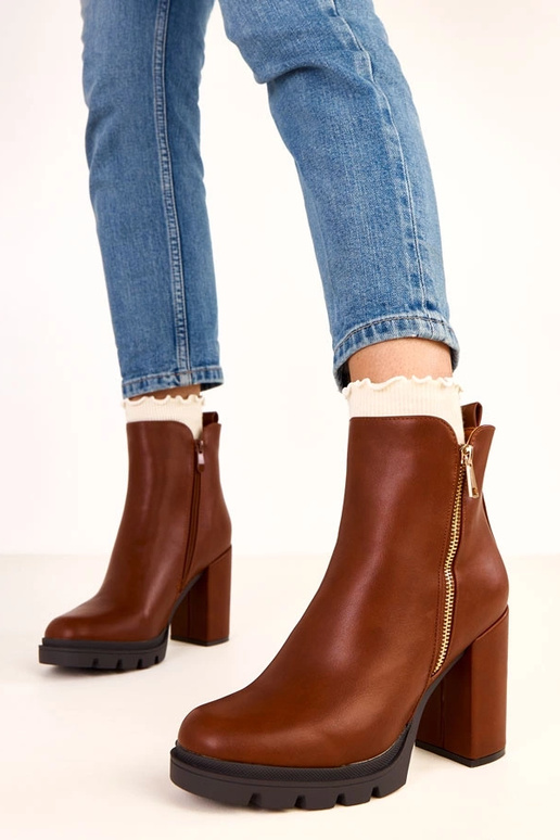 Braune Stiefeletten auf dicken... Braune Stiefeletten auf dicken...