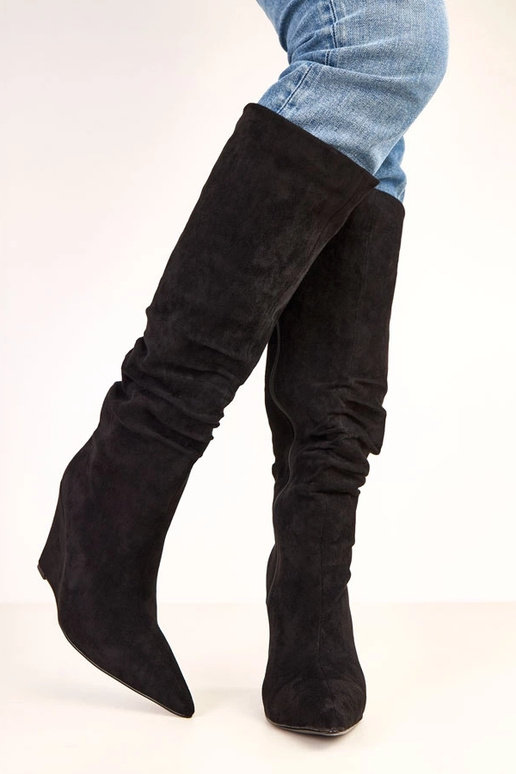 Schwarze Overknees auf schmaler... Schwarze Overknees auf schmaler...