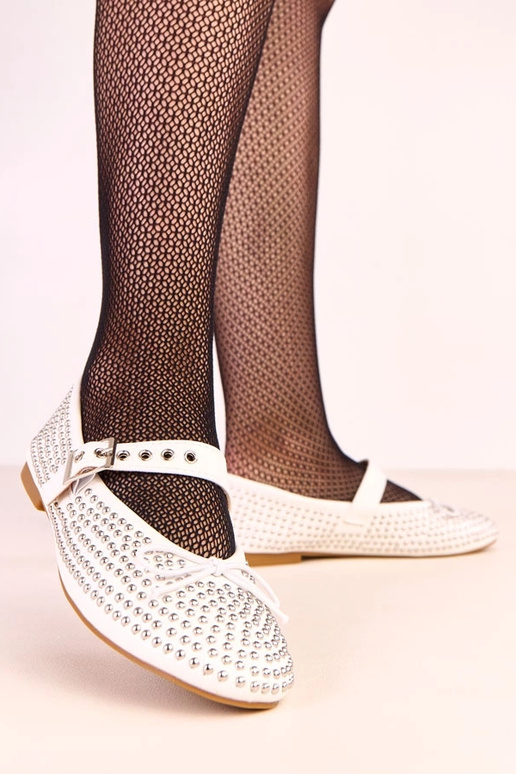 Weiße Ballerinas mit Nieten und...