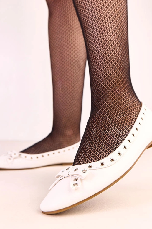 Weiße Ballerinas mit dekorativen...