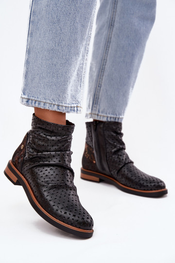 Lederstiefel mit Ajour-Elementen in Schwarz, Tai turiciejka 05922-01 2