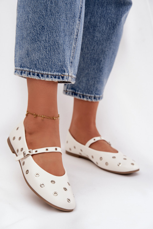 Ballerinas Feminin Ze Silberfarbemi Elementami Zueiße Farbe Es mussrivon