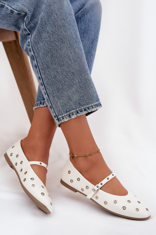 Ballerinas Feminin Ze Silberfarbemi Elementami Zueiße Farbe Es mussrivon