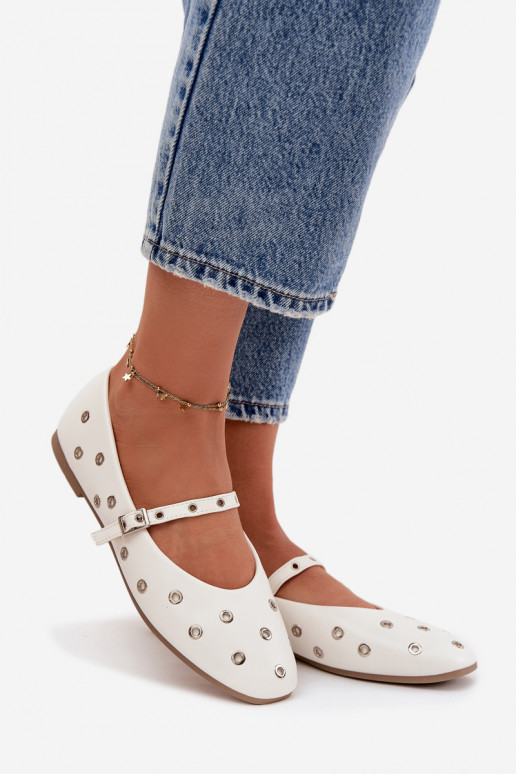 Ballerinas Feminin Ze Silberfarbemi Elementami Zueiße Farbe Es mussrivon