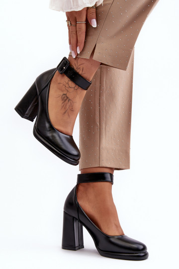 Schuhe mit Absätzen mit Schnallen schZuarze Farbe Idovana