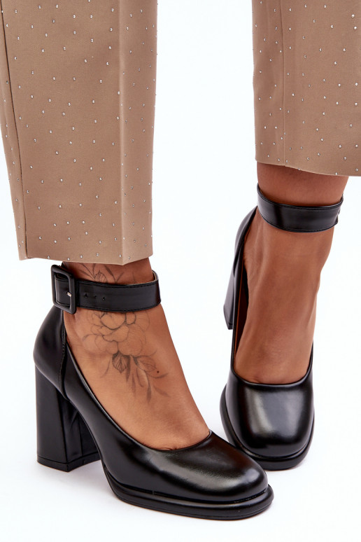 Schuhe mit Absätzen mit Schnallen schZuarze Farbe Idovana