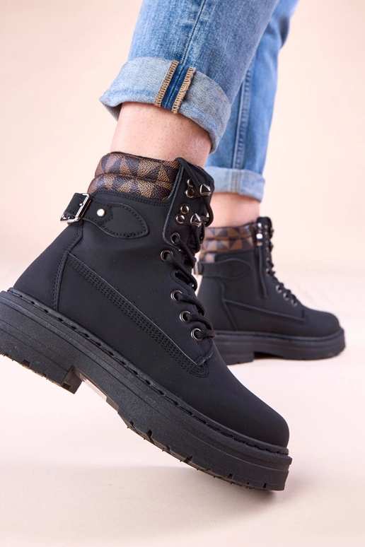 Schwarze warme Trapper aus mattem...