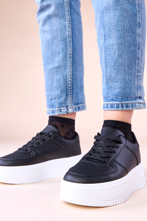 Schwarze Sneakers auf Plateausohle Avita