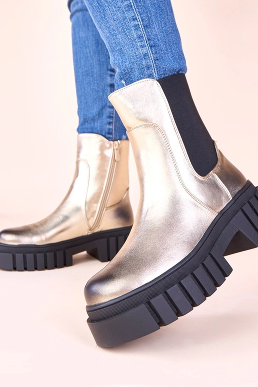 Goldene Stiefeletten auf Plateausohle...