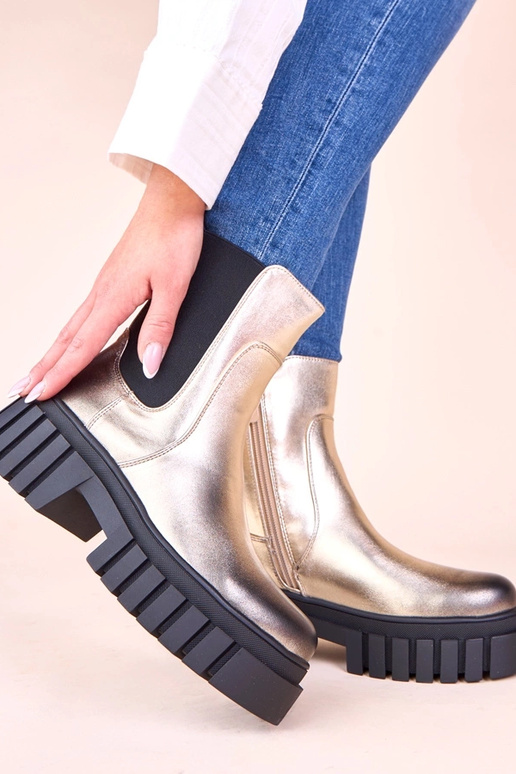 Goldene Stiefeletten auf Plateausohle...