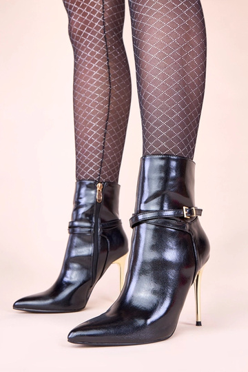 Schwarze Stiefeletten auf...