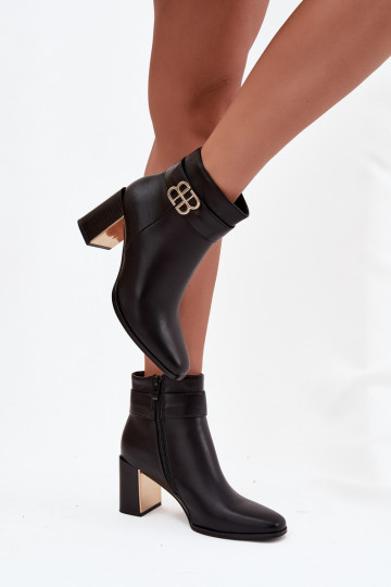 Damen-Stiefeletten mit Riemen und goldfarbenen Details in Schwarz „Galinne"