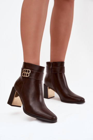 Damen-Stiefeletten mit Riemen und goldfarbenen Details in Schokoladenfarbe „Galinne" 2
