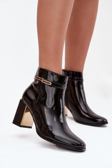 Stiefeletten mit Lackeffekt, Absatz und Riemen in Schwarz „Dorelia" 2