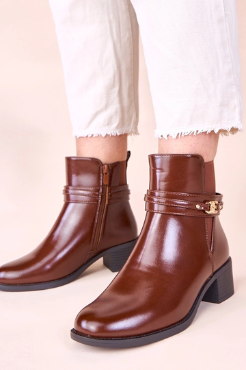 Braune Stiefeletten auf Absatz mit dekorativem Riemen Lilua
