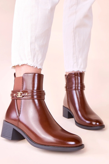 Braune Stiefeletten auf Absatz mit dekorativem Riemen Lilua 2