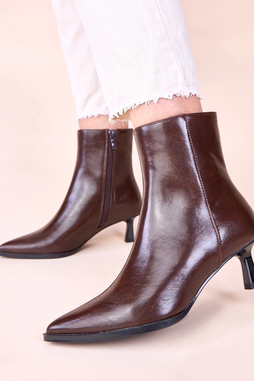 Braune Stiefeletten auf Pfennigabsatz im Entenstil Mordi 2