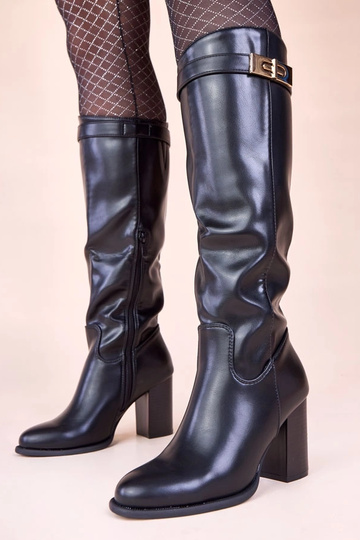 Schwarze Stiefel auf Absatz...