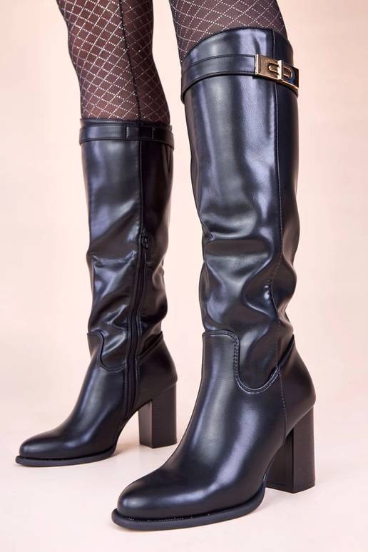 Schwarze Stiefel auf Absatz mit...