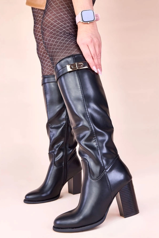 Schwarze Stiefel auf Absatz mit...