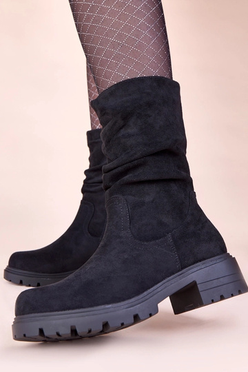 Schwarze Stiefeletten auf...