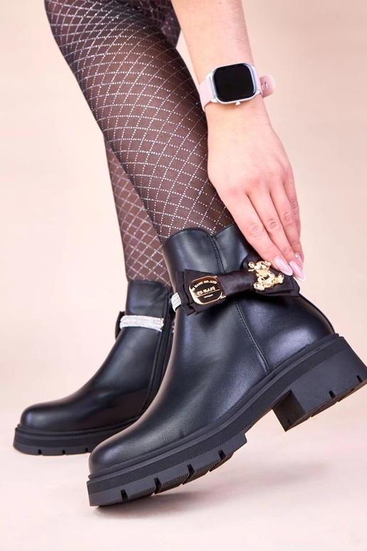 Schwarze Stiefeletten verziert mit...