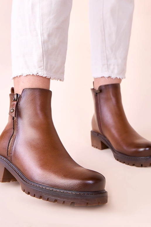 Braune Stiefeletten auf zartem...