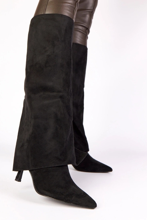 Schwarze Overknee-Stiefel auf hohem...