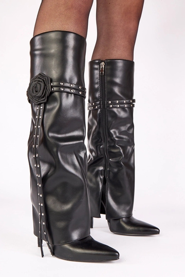 Schwarze Stiefel auf hohen Absätzen mit umgeschlagenem Schaft, mit Rose und Nieten dekoriert Ida