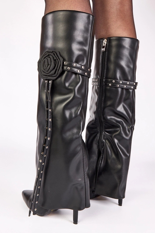 Schwarze Stiefel auf hohen Absätzen...