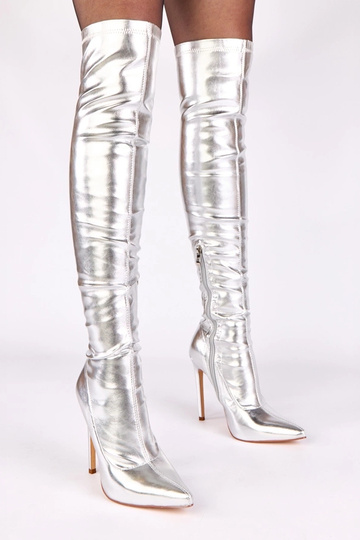 Silberne Stiefel auf hohen...