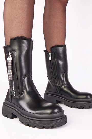 Schwarze Stiefeletten auf Plattform mit dekorativem Reißverschluss mit Zirkonia Asta 2