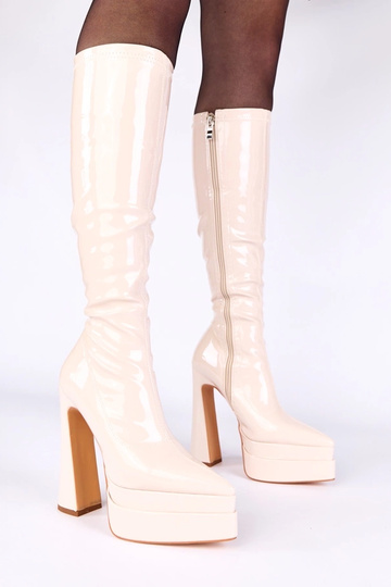 Sandfarbene Stiefel mit Absatz, lackiert, mit Plateau Jemina