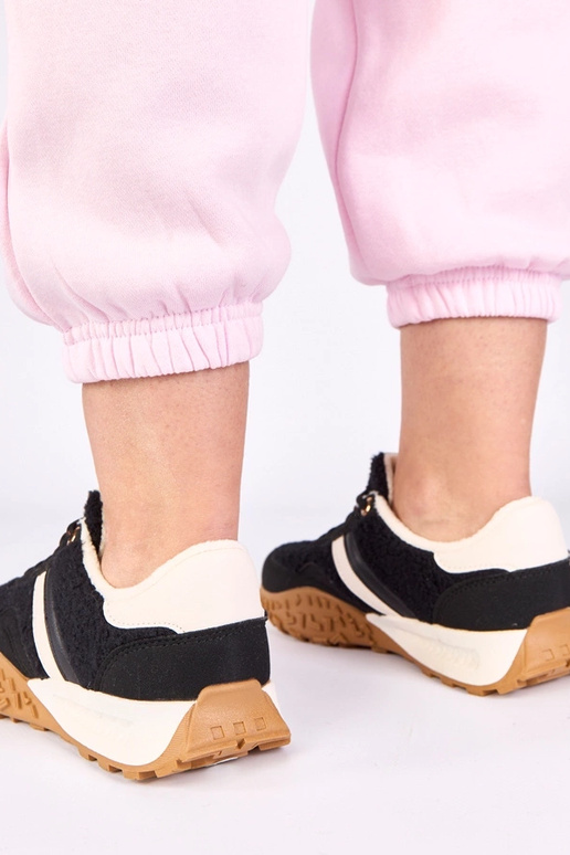 Schwarze Sneakers, warm gefüttert mit...