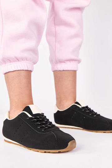 Schwarze Sneakers mit...