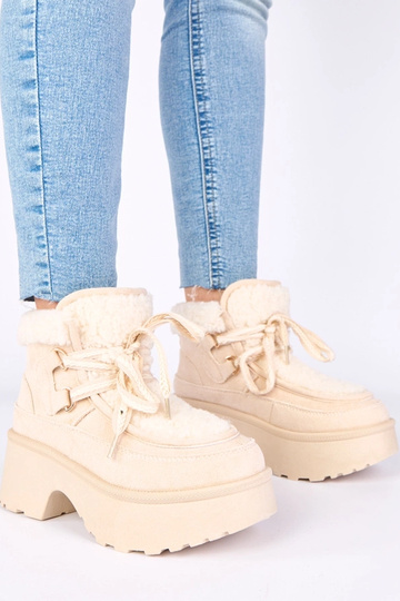 Sandfarbene Schneestiefel...