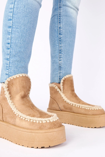 Dunkelbeige Schneestiefel auf Plattform mit dekorativem Stickmuster „Alwena"