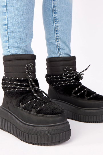 Schwarze Schneestiefel auf...