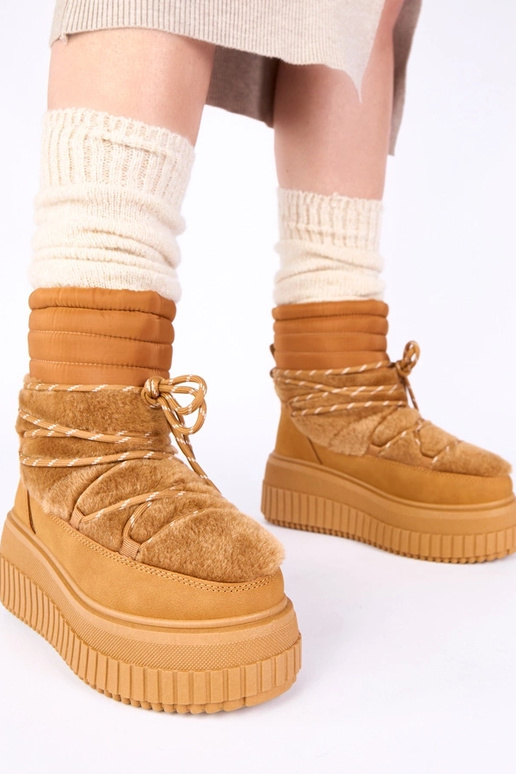 Braune Schneestiefel auf Plattform...