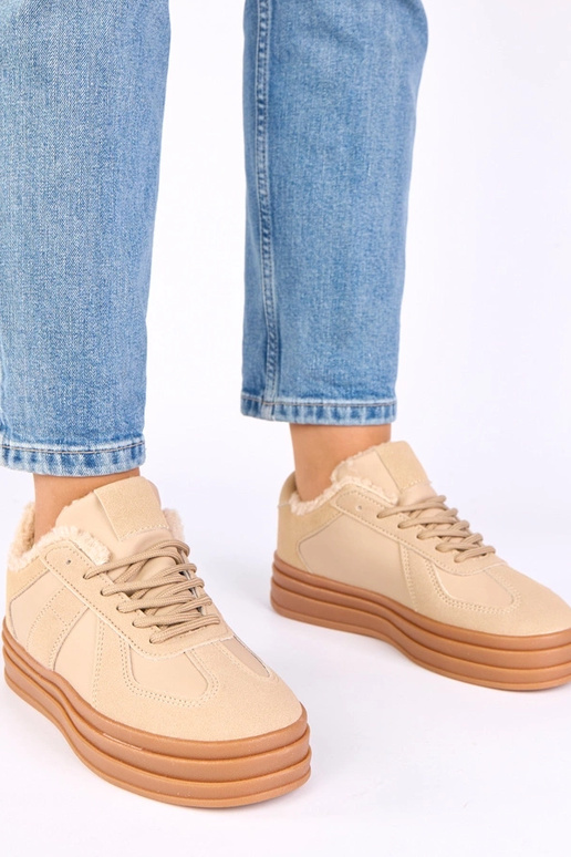 Sandfarbene Sport-Schuhe mit Futter...