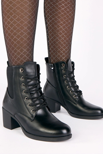 Schwarze Stiefeletten auf...