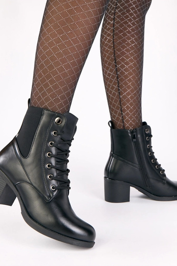 Schwarze Stiefeletten auf... 2