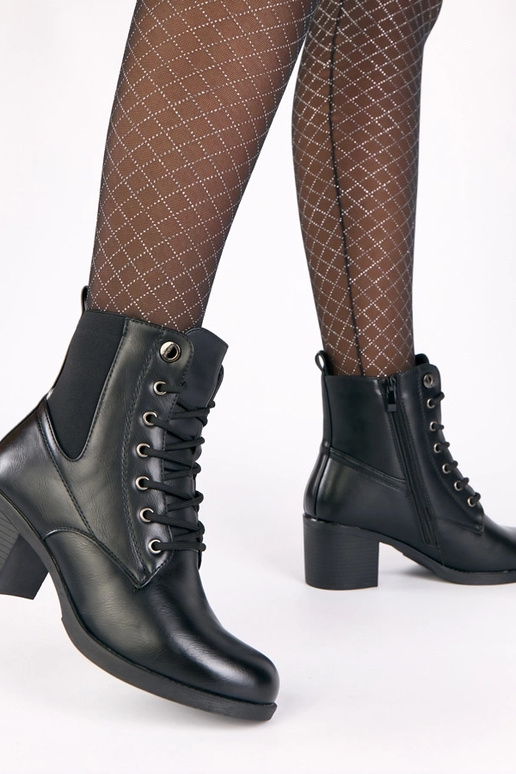 Schwarze Stiefeletten auf Absatz mit...