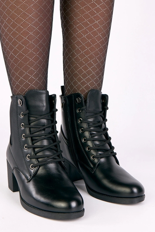 Schwarze Stiefeletten auf Absatz mit...