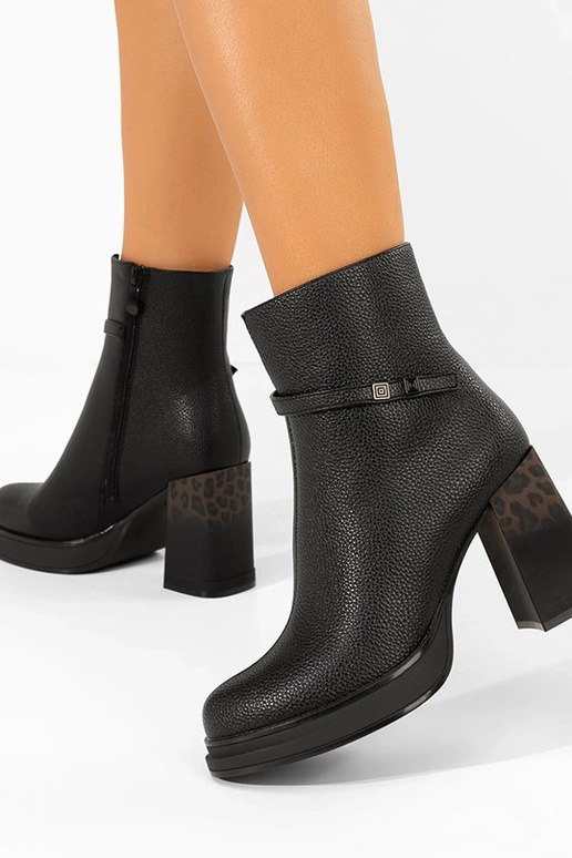 Schwarze Stiefel mit Absatz im...