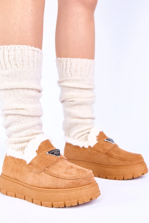 Braune Mokassins auf Plattform mit...